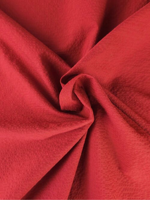 Tombé fluide du tissu seersucker bordeaux en drapé naturel