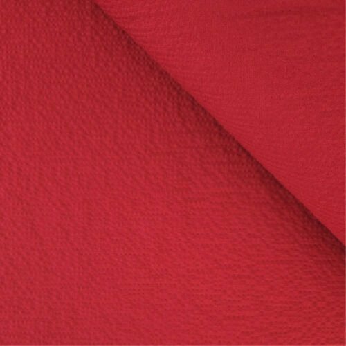 Zoom sur la texture gaufrée du seersucker rouge tomette
