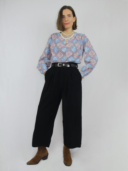 Patron couture blouse Gipsy portée avec un pantalon – look bohème décontracté