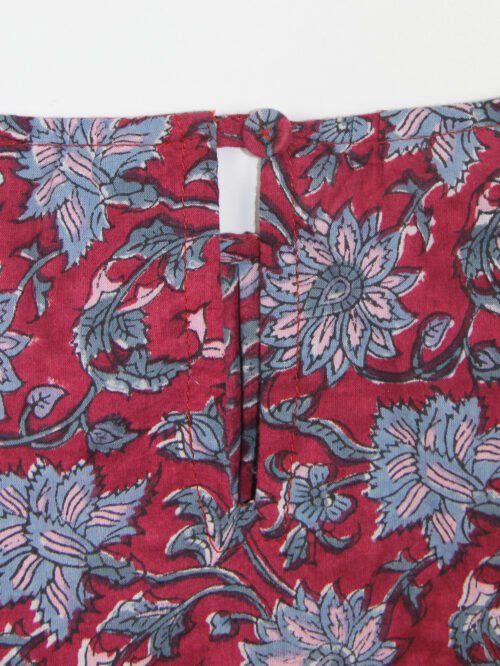 Détail de l’encolure froncée du patron couture blouse Ruby – tissu block print