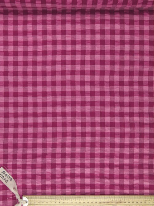 Tissu seersucker vichy pourpre en drapé naturel