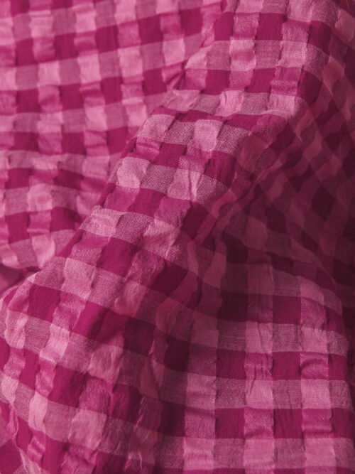 Détails lumineux du tissu seersucker vichy pourpre