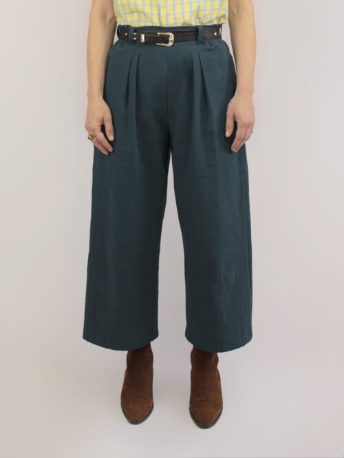 Patron pantalon femme Nomad – vue zoomée sur le modèle cousu