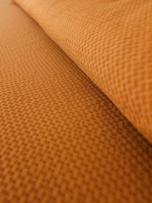 Zoom sur la texture noble du seersucker camel