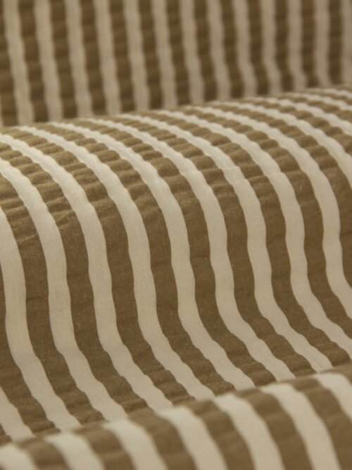 Vue d'ensemble du tissu seersucker ocre à rayures 1 cm