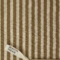 Zoom sur la texture gaufrée du tissu seersucker ocre