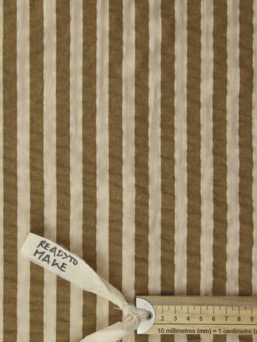 Zoom sur la texture gaufrée du tissu seersucker ocre