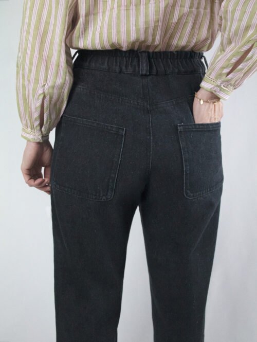 Zoom sur le dos du pantalon Shelby – patron couture avec taille froncée