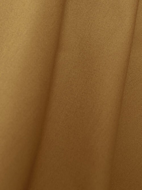 Vêtement cousu en gabardine Mordoré – pièce raffinée et lumineuse