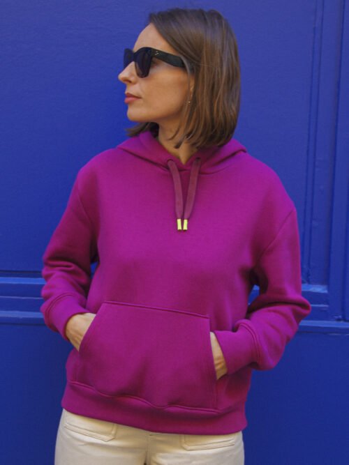 Sweat femme fuchsia vue face, mains dans la poche kangourou ; patron couture sweat femme Bauhaus.