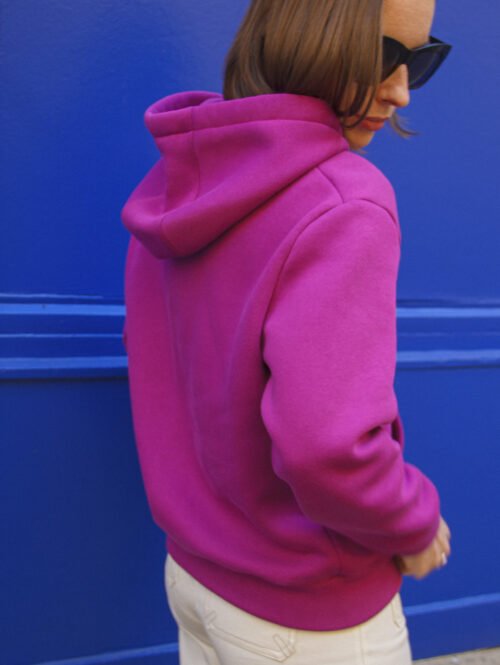 Vue de dos d’un hoodie fuchsia sur mannequin femme ; patron sweat femme Bauhaus avec capuche.