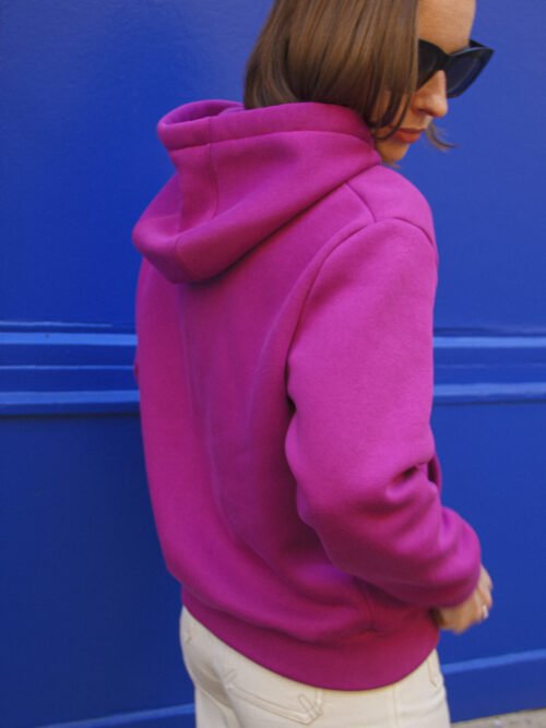 Vue de dos d’un hoodie fuchsia sur mannequin femme ; patron sweat femme Bauhaus avec capuche.