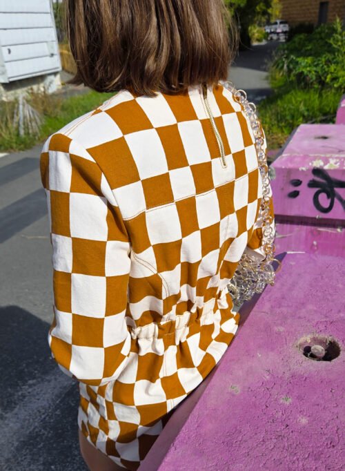 Dos de la robe Hardy : découpes princesse et taille élastiquée, confort assuré — patron robe femme