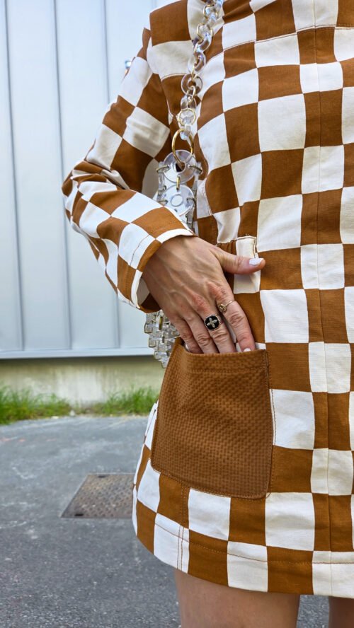 Robe Hardy, main dans la poche, allure rétro moderne et pratique — patron couture femme
