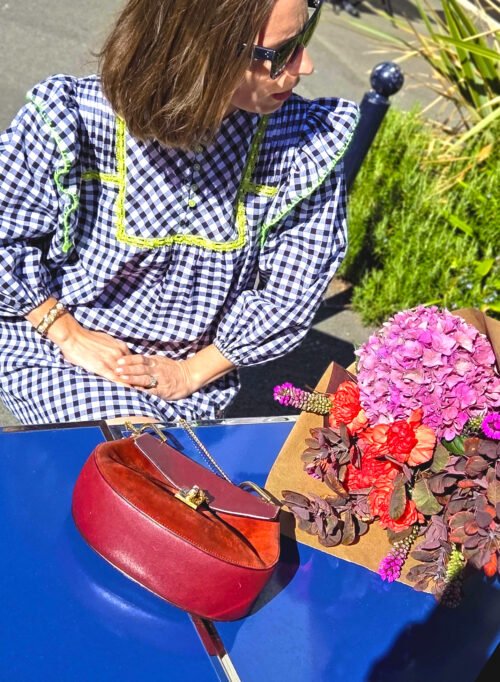 Détail du plastron Maggie avec dentelle et découpes modulables