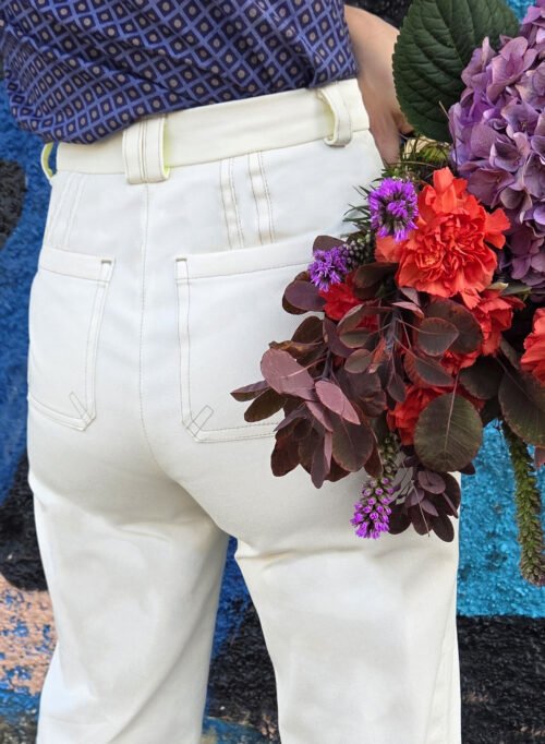 Dos du pantalon Wilde : pinces dos, coupe wide, ceinture à passants