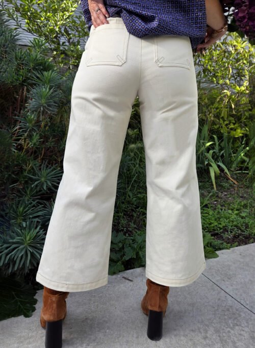 Détail du pantalon Wilde : poches plaquées et passants de ceinture