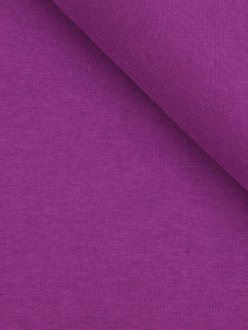 Gros plan du tissu molleton fuchsia bougainvillier avec envers gratté, texture sweatshirt dense et douce.