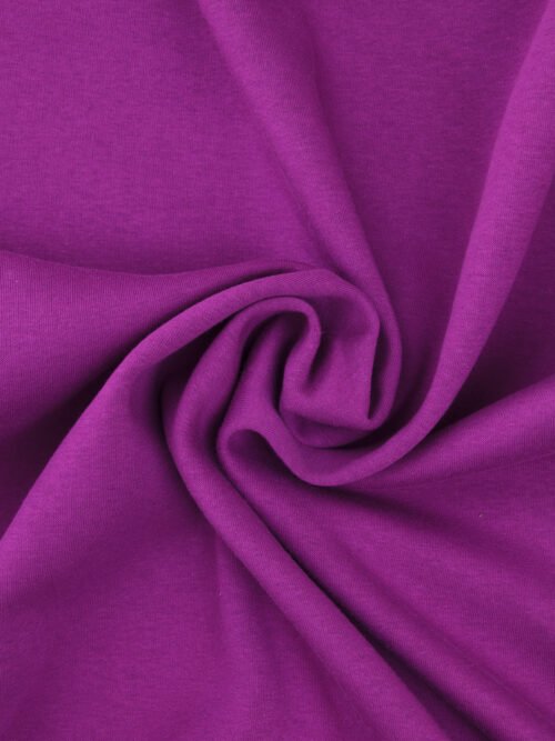 Drapé en spirale d’un molleton fuchsia montrant l’épaisseur et la souplesse du tissu pour sweat.